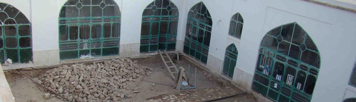 Το Τζαμί Τζοΐμ είναι ένα 500 ετών κτίριο με μιχράμπ και μιναμπέ από πέτρα.