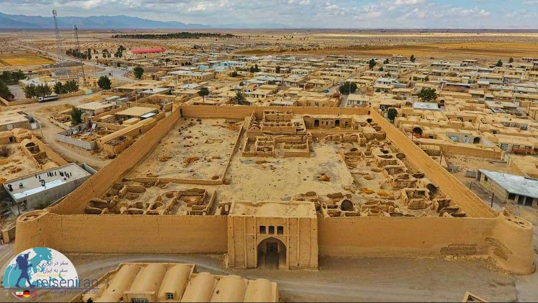 Το κάστρο του Χατζή Χαν στο Εσφανταμπάντ, ένα πλίνθινο κάστρο με τείχη πάχους 2,5 μέτρων.