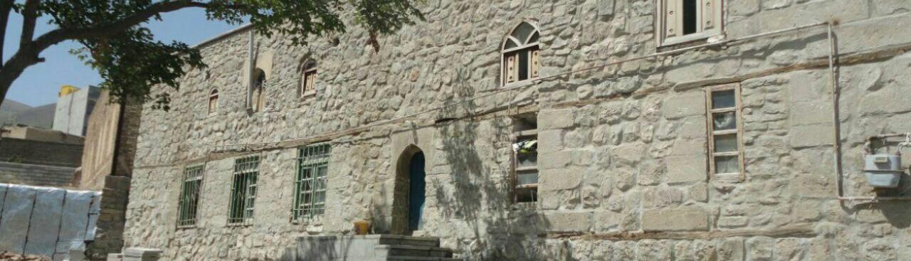 Τζαμί Τζαμέ Χαρβανα, ένα δίδυμο τρούλο τζαμί με τοίχους από πέτρα.
