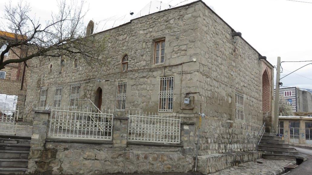 Τζαμί Τζαμέ Χαρβανα, ένα δίδυμο τρούλο τζαμί με τοίχους από πέτρα.